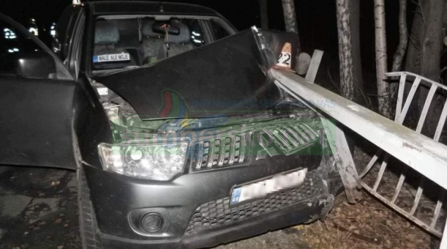 Řidič narazil do svodidel a zábradlí mostu