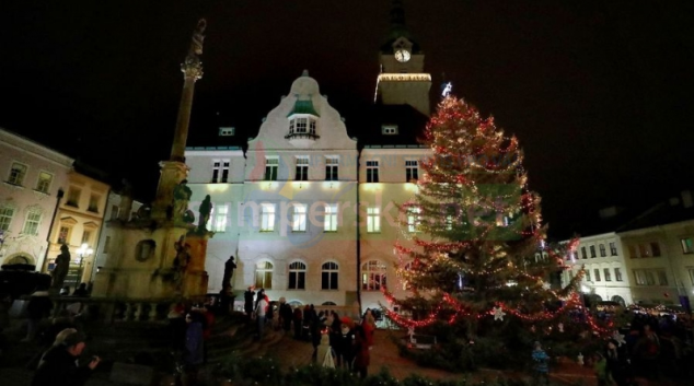 Vánoční strom u šumperské radnice