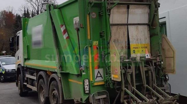 Vůz svážející odpad nacouval do zdi rodinného domu