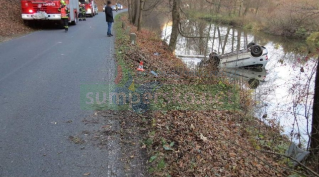 Auto po nárazu dopadlo do koryta Třebůvky