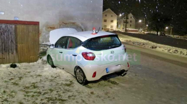 Opilá řidička po havárii usnula za volantem