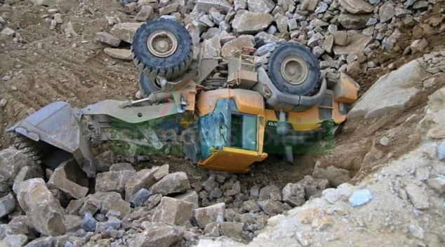 Nakladač v kamenolomu na Jesenicku se zřítil o deset metrů níže