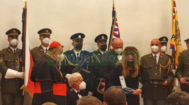 Generál Emil Boček ocenil zakladatelku neziskové organizace Veroniku Záhorskou