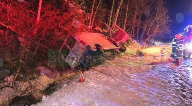 Vozidla skončila v příkopu i potoce