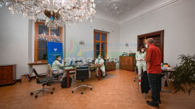 Univerzita očkuje své studenty a zaměstnance v rektorově pracovně