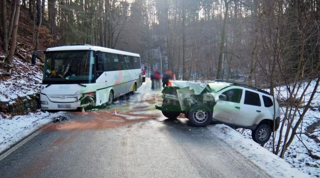 Srážka auta s linkovým autobusem mezi Janoušovem a Bušínem