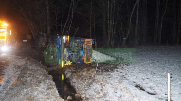 Na Šumpersku havaroval sypač