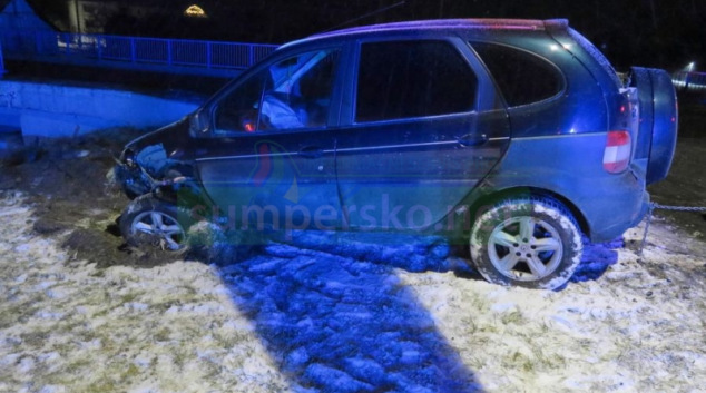 Řidička na Jesenicku zůstala stát na břehu řeky Bělé