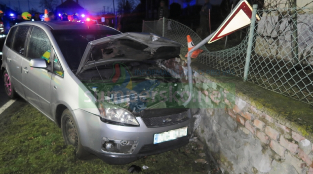 Podnapilý řidič narazil do kamenné zídky