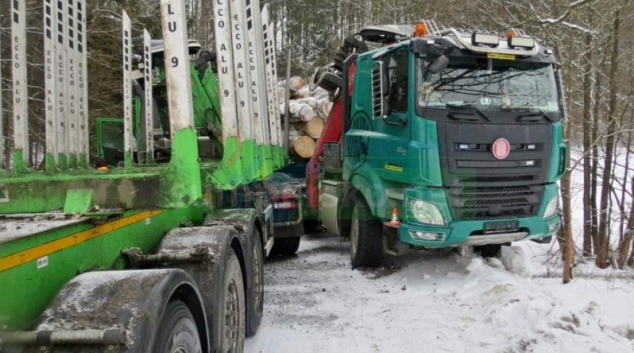 Střet dvou nákladních vozidel na úzké silnici
