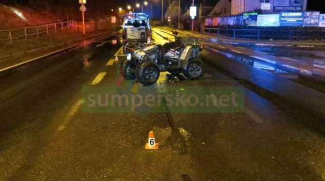 V Šumperku havaroval řidič na čtyřkolce