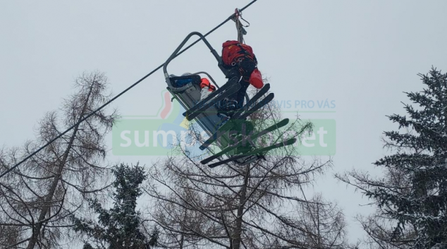 AKTUALIZOVÁNO. Evakuace osob ze stojící lanovky