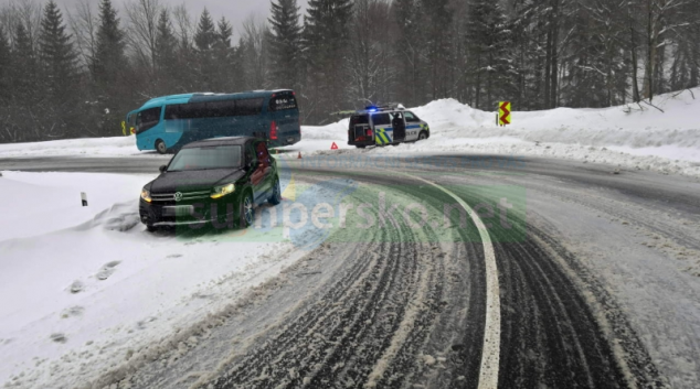 Řidič ve smyku narazil do autobusu