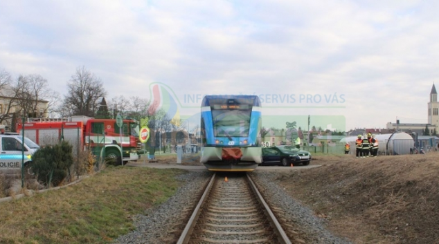 Na nechráněném přejezdu došlo ke srážce vlaku a auta