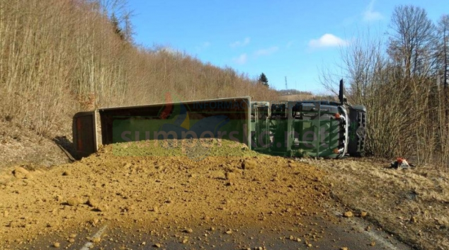 Nákladní souprava blokovala silnici na Šumpersku