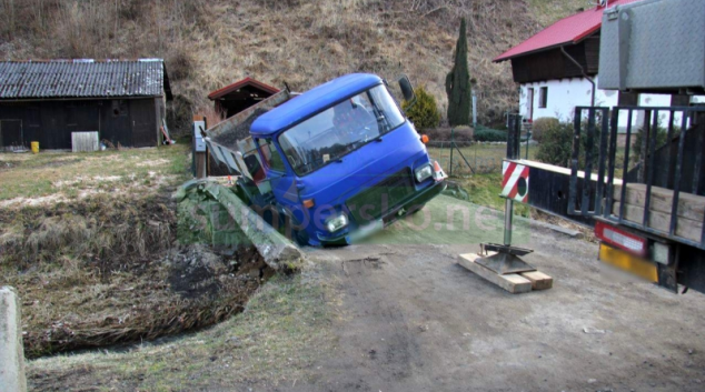 Náklaďák se propadl na mostku ve Václavově