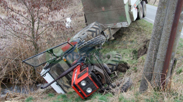 S traktorem se převrátil do potoka