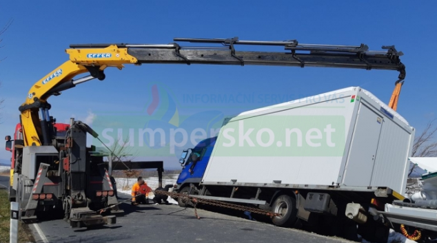 Pod nákladní soupravou se utrhla krajnice