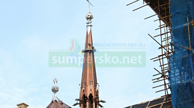 Nový kříž na věži Červeného kostela