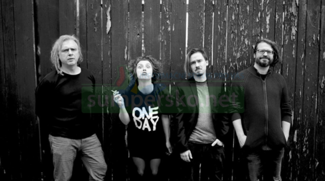 Za oponou zazpívá Mucha