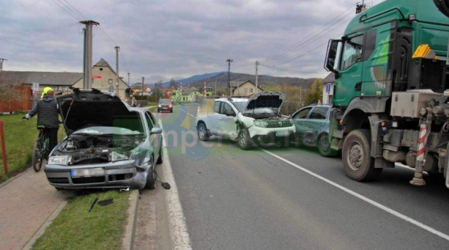 Nehoda tří vozidel v Rapotíně