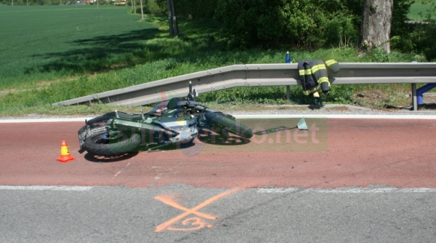 Řidič nákladního vozidla nedal přednost motorkáři