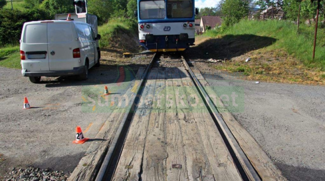 Vlak odhodil auto z kolejiště