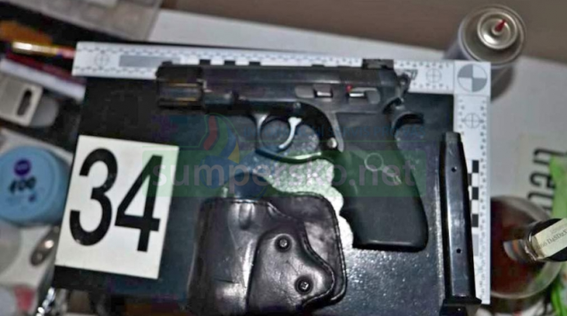 Motorkář s papírovou SPZ převážel zbraň a drogy