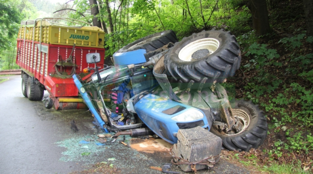 Řidič v zatáčce převrátil traktor