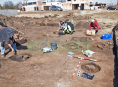Archeologové v kraji objevili letos už desítky hrobů