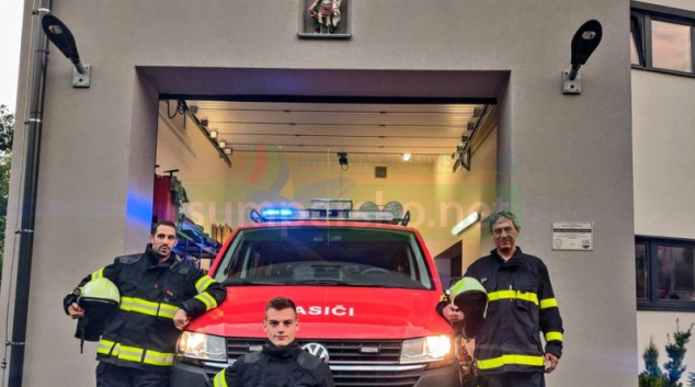 FOTO: Dobrovolní hasiči v Dubicku převzali nové vozidlo