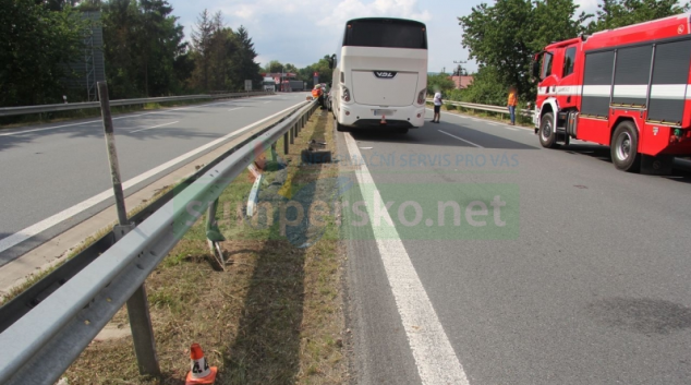 Řidič při předjíždění přehlédl autobus