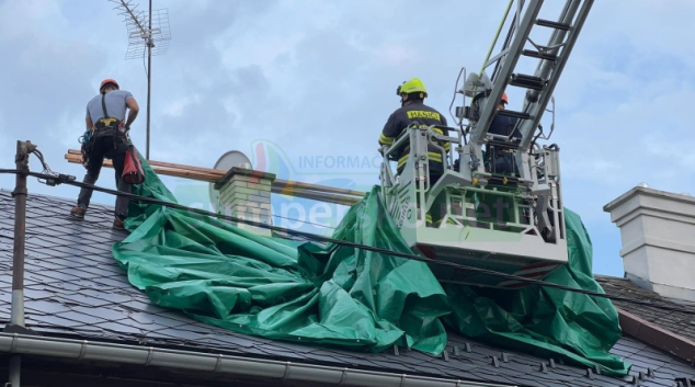 FOTO. Hasiči odstraňují následky silného krupobití v kraji