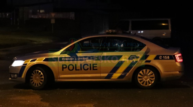 V autě jedoucím na Nový Malín místo pěti osob cestovalo devět