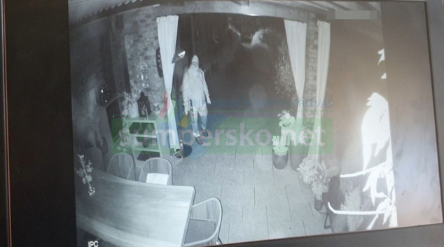 Maskovaný ozbrojený muž se procházel kolem cizího domu