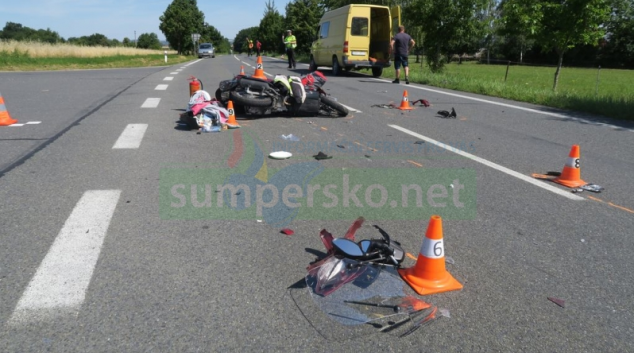 Řidič dodávky přehlédl motorkáře