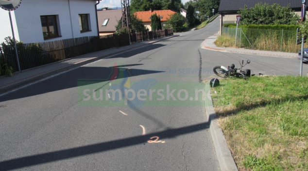Motorista přehlédl řidiče mopedu