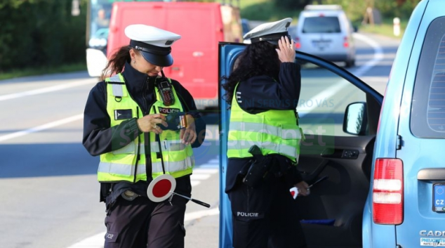 Přes čtyři sta vozidel zkontrolovali policisté v kraji