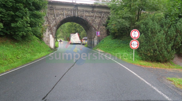 Náklaďák srovnal návěs o železniční most