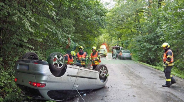 Motorista narazil do zalesněného svahu za Lesnicí