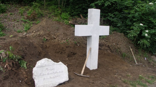 Hnutí Brontosaurus obnovilo v Jeseníku kříž po belgickém baronovi