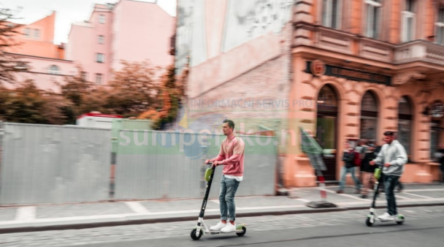 Elektrokoloběžky? Jízda bez pravidel a vysoká rychlost je pekelná kombinace!