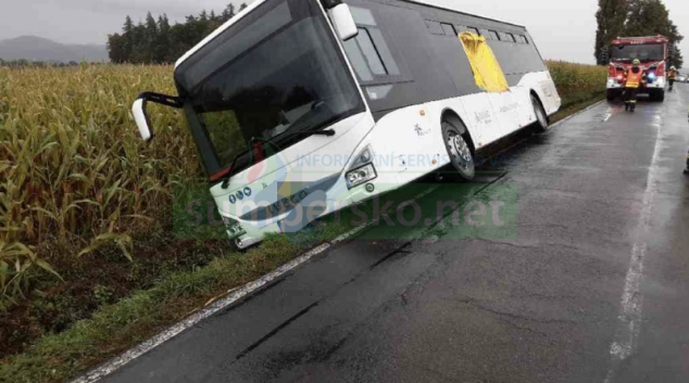 U Rovenska se převrátil autobus