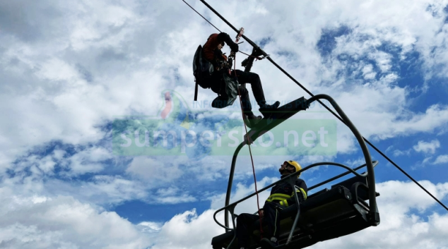 FOTO. Hasiči-lezci trénují záchranu z lanovky