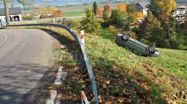 Motorista za jízdy přetočil vozidlo na střechu