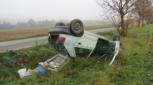 Svítící auto zanechal v příkopu