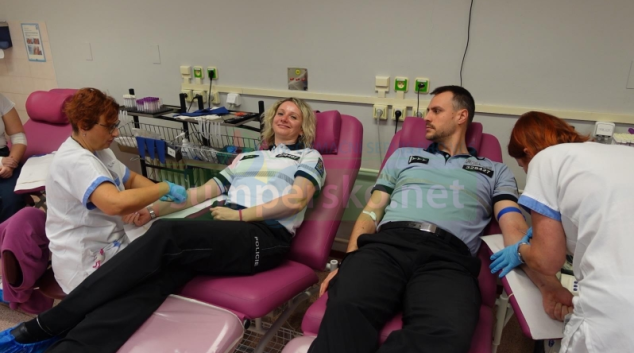 Policisté společně darovali krev