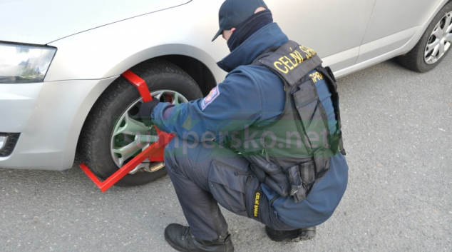 Celníci vybírají nedoplatky za nezaplacené dopravní pokuty
