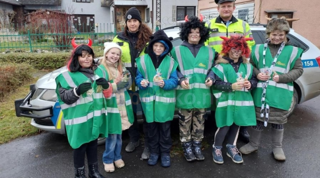 Děti v maskách asistovaly policistům při dopravních kontrolách