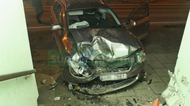 Opilý řidič narazil do domu